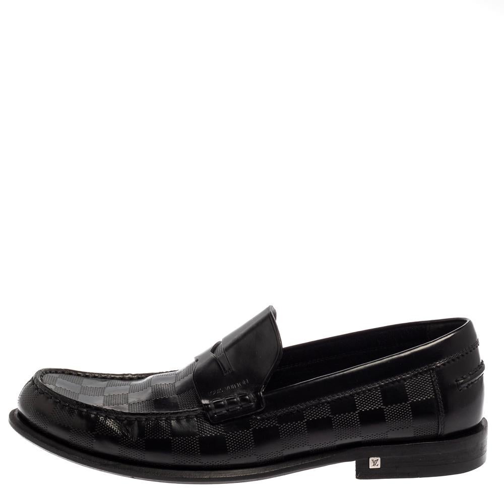 These timeless Santiago loafers will leave you looking smart and polished. Crafted from shiny black leather with the Damier pattern embossed on vamps, they are designed with penny keeper straps. The insoles are lined with leather and feature Louis