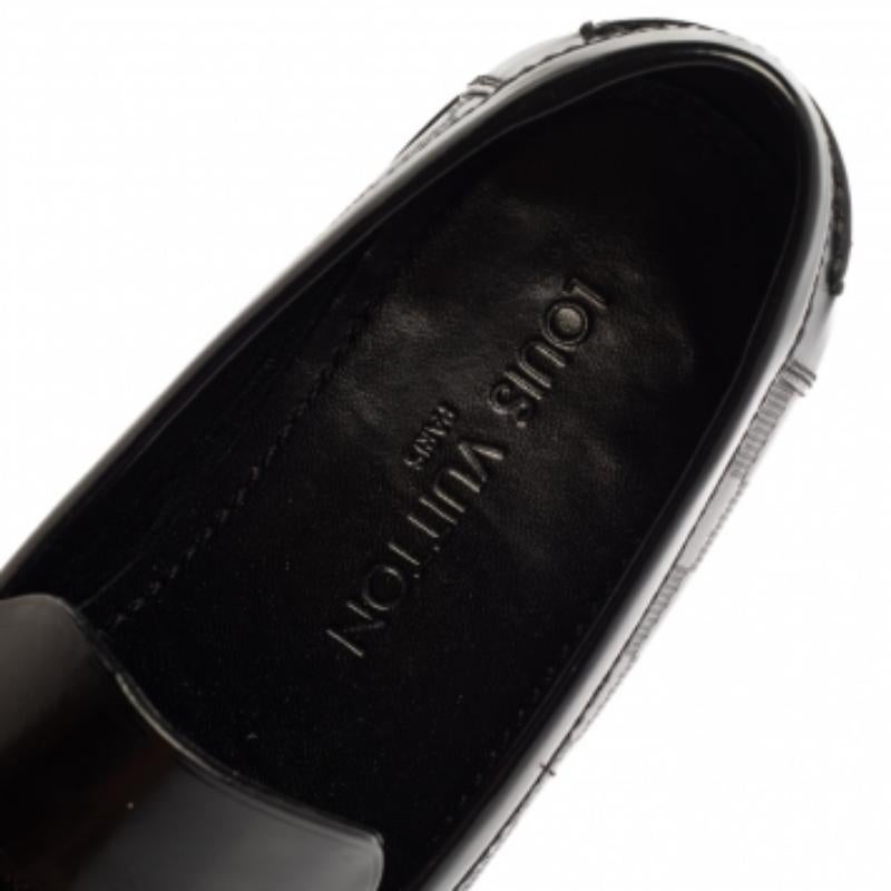 Louis Vuitton Black Leather Damier Embossed Santiago Loafers Size 41 In Good Condition For Sale In Dubai, Al Qouz 2