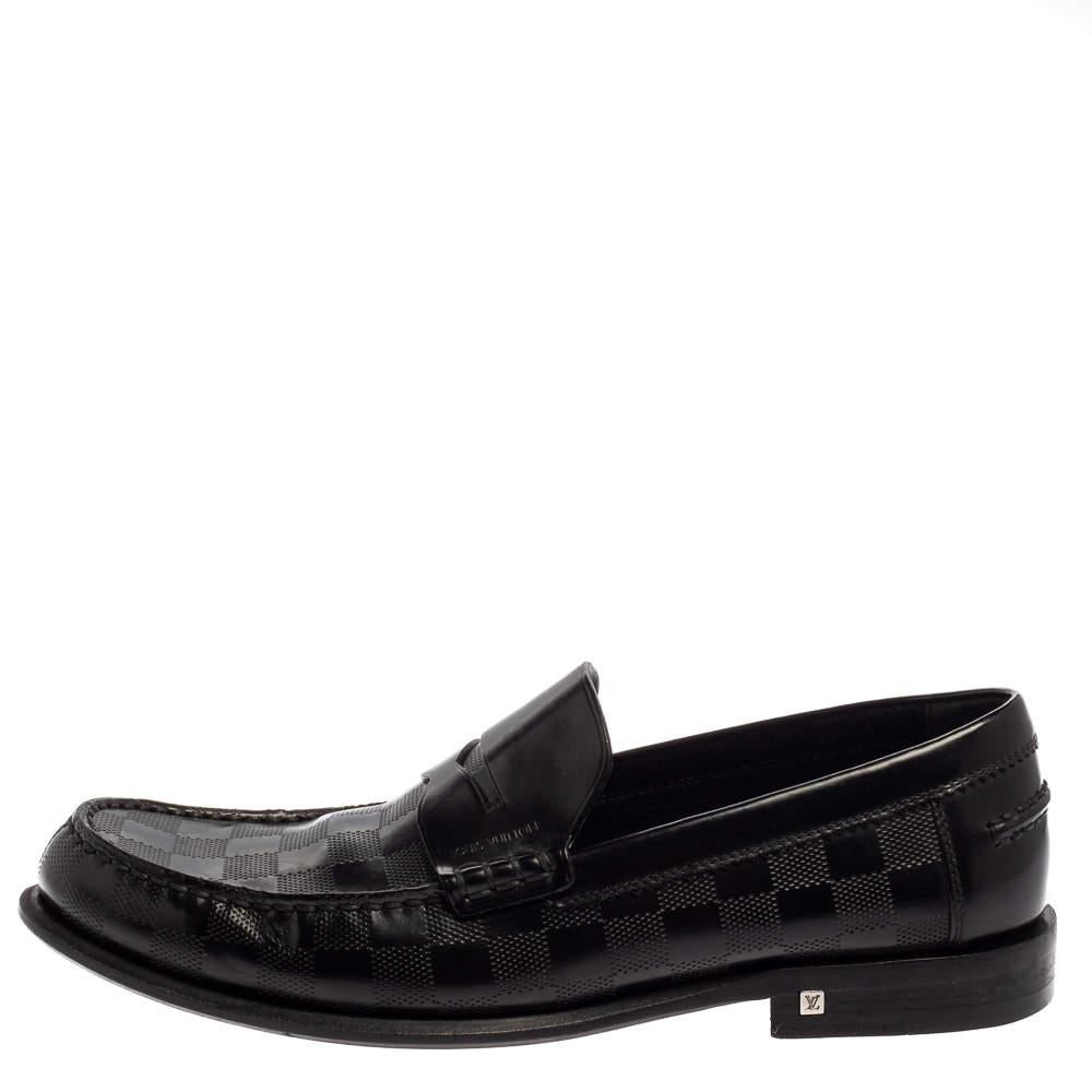 Men's Louis Vuitton Black Leather Damier Embossed Santiago Loafers Size 41 For Sale
