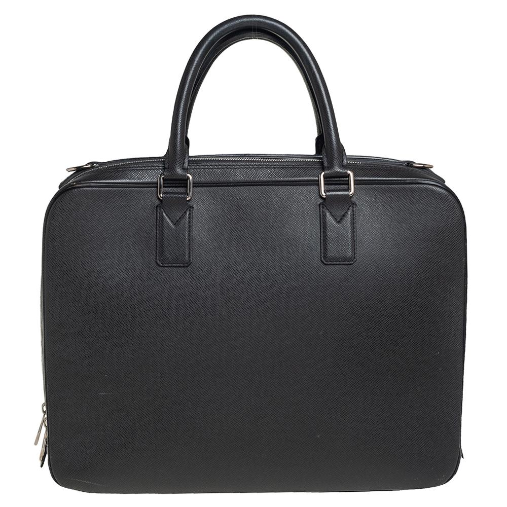 This Louis Vuitton Double Zip Documents bag made from black leather is perfect for carrying your work documents in style. It has canvas-lined compartments secured with zippers and two handles.

