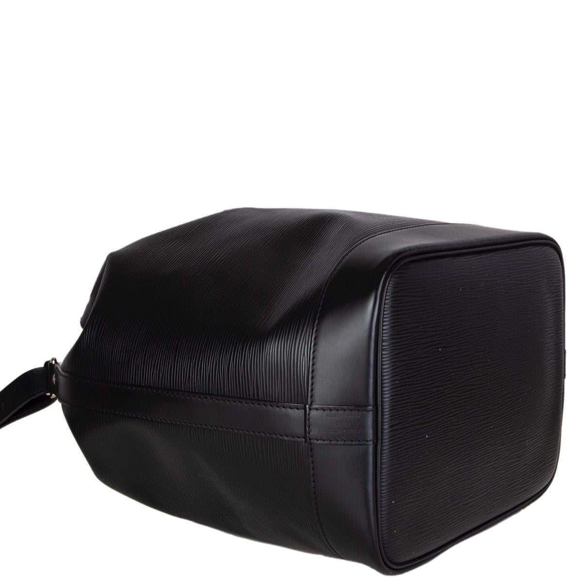 LOUIS VUITTON black leather EPI NOE GM Bucket Shoulder Bag In Excellent Condition In Zürich, CH