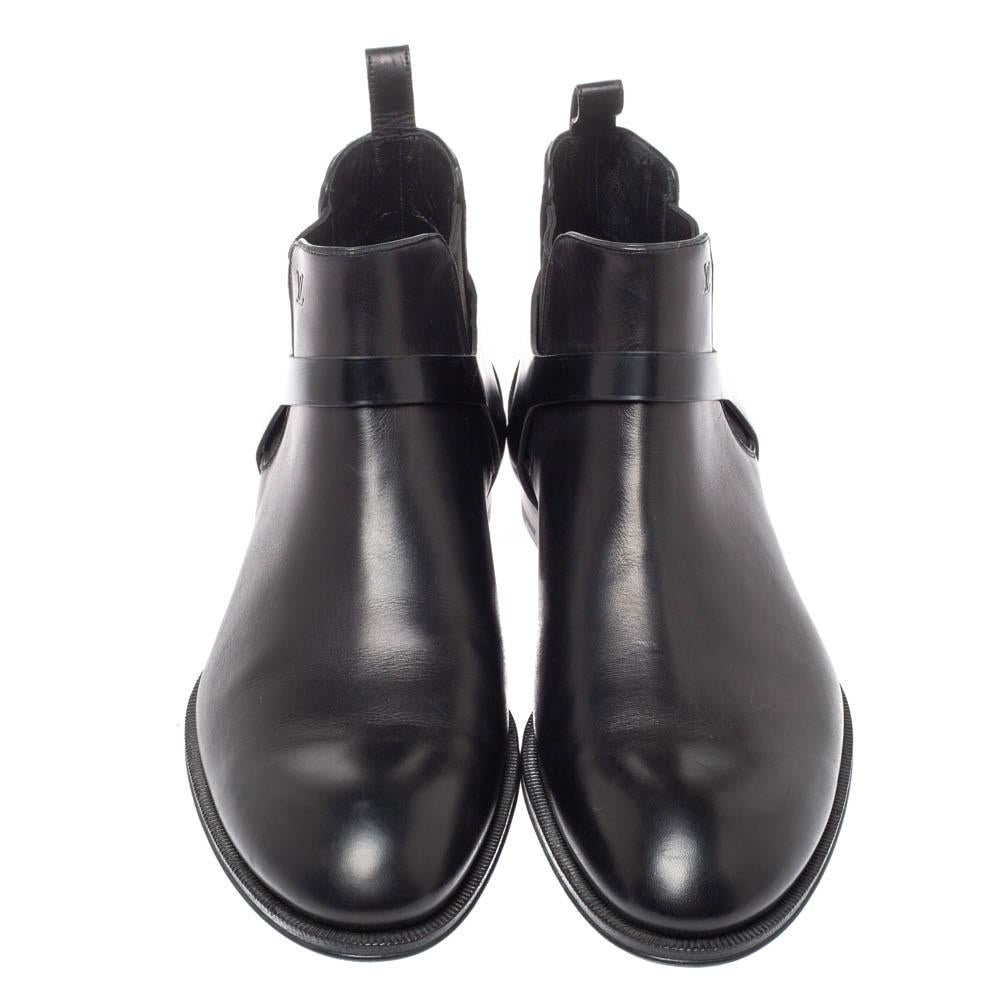 A wardrobe essential, this pair from LV is fashionable and scores equally high on comfort. Crafted with leather, it features an ankle-length silhouette with buckle detailing, LV embossing on the vamps, and pull tabs.

