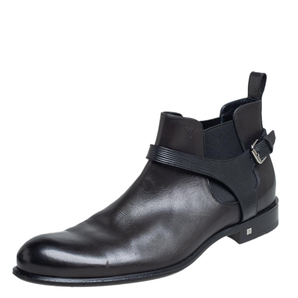 A wardrobe essential, this pair from LV fashionable and scores equally high on comfort. Crafted with quality leather, the black-hued boots feature an ankle-length with buckle detailing and the modish twist is the gaiter-inspired detail in Louis