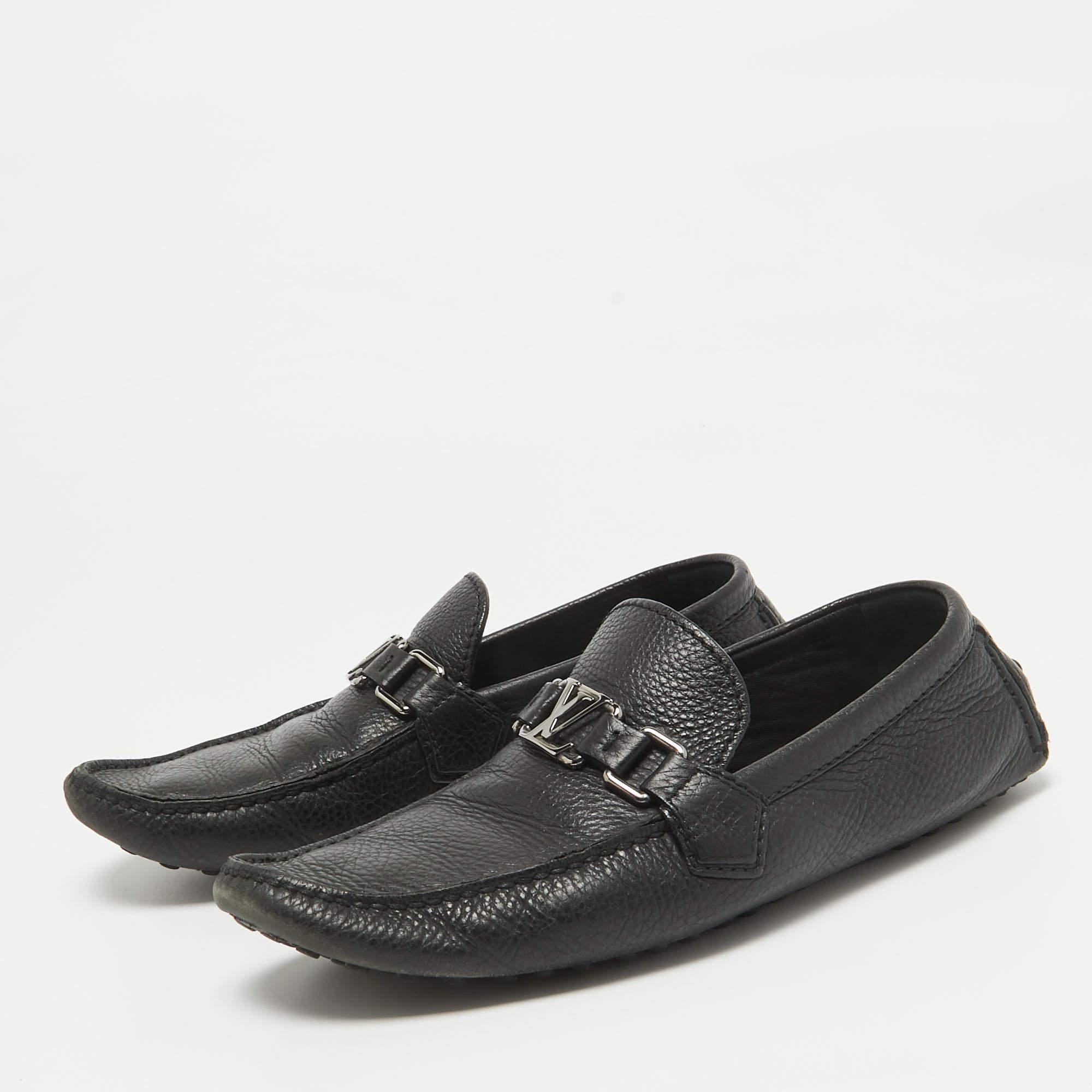 Les mocassins comme ceux de Louis Vuitton valent leur pesant d'or, car ils incarnent à la fois le confort et le style. Ces mocassins Hockenheim sont fabriqués en cuir noir sur l'extérieur et sont ornés d'un logo argenté sur l'empeigne. Elles
