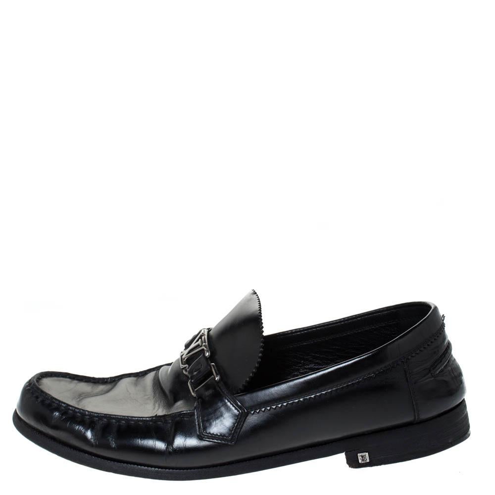Loafers like these ones from Louis Vuitton are worth every penny because they epitomize both comfort and style. Crafted from black leather, they carry neat stitch detailing and the signature LV on the uppers. Complete with leather insoles, this pair