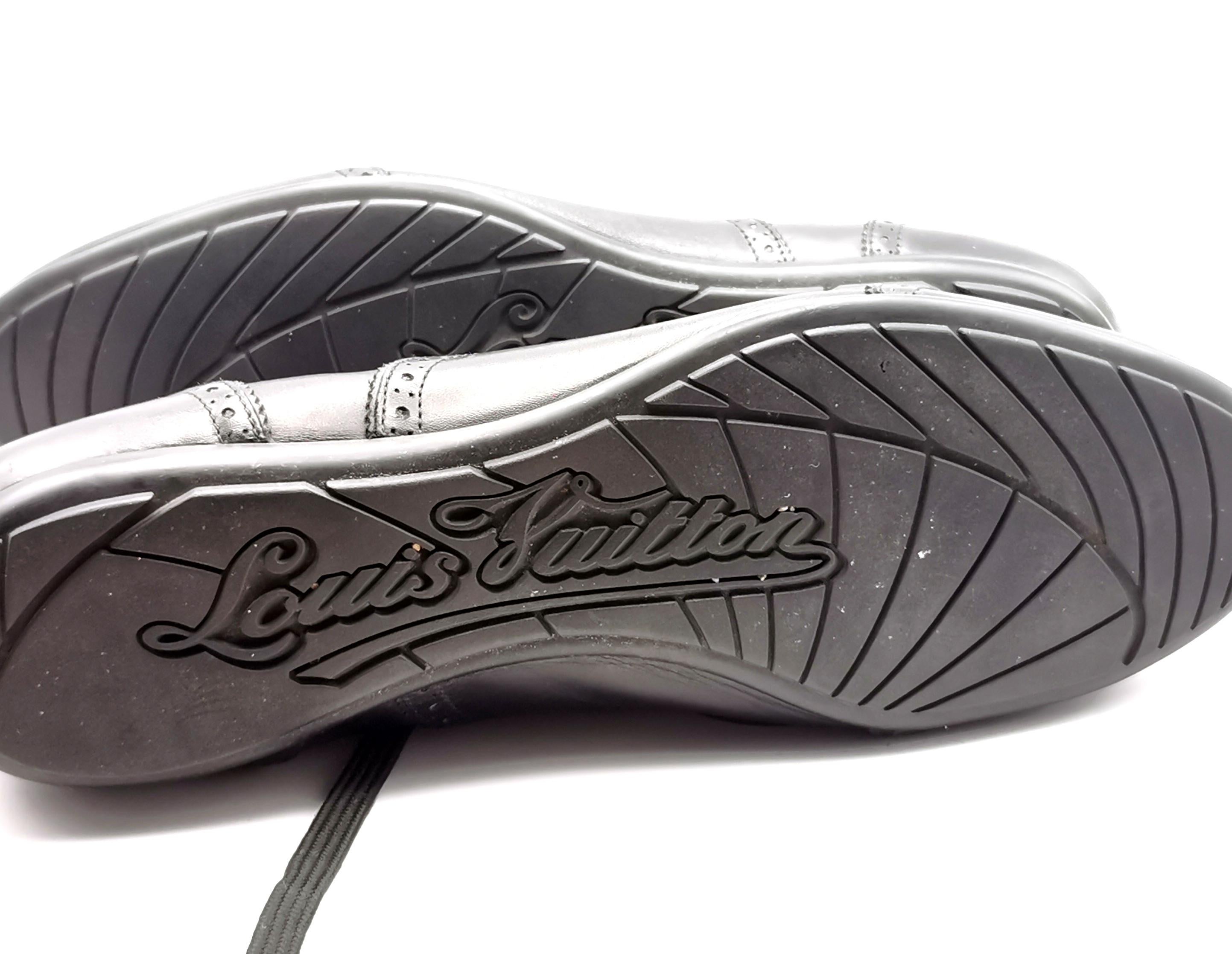 Schwarze Leder-Turnschuhe von Louis Vuitton im Brogue-Stil mit Schnürung  im Angebot 9