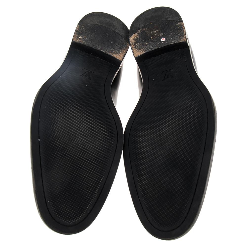 How sophisticated and stylish do these oxford shoes from the house of Louis Vuitton look! The pair is crafted from durable leather and features a smart silhouette, lace-ups on the vamps, logo detailing and comfortable insoles. Pair them with a plain