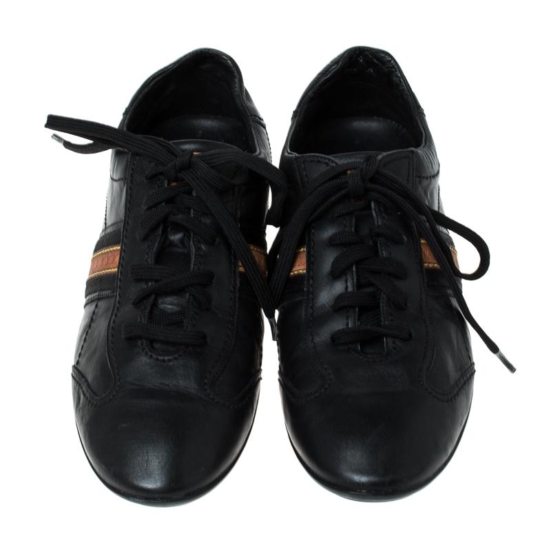 Ace the sneaker game in these fabulous sneakers from Louis Vuitton! These black sneakers are crafted from leather and feature round toes and lace-ups on the vamps. They come equipped with contrasting, logo-embossed trims on the sides, comfortable