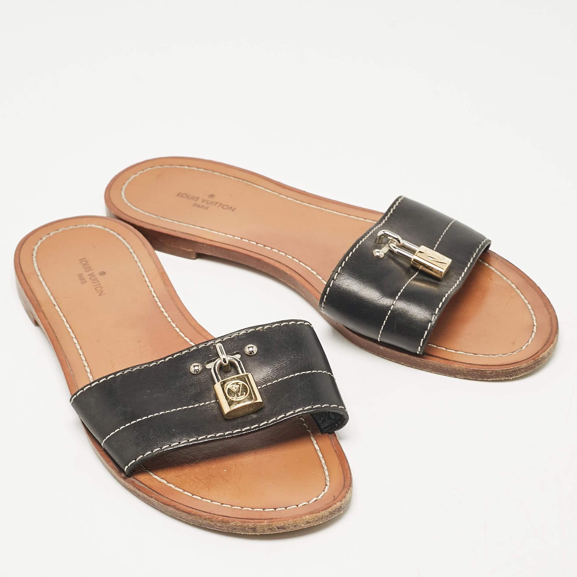 Louis Vuitton Schwarz Leder Lock It Slide Flats Größe 37 im Zustand „Relativ gut“ im Angebot in Dubai, Al Qouz 2
