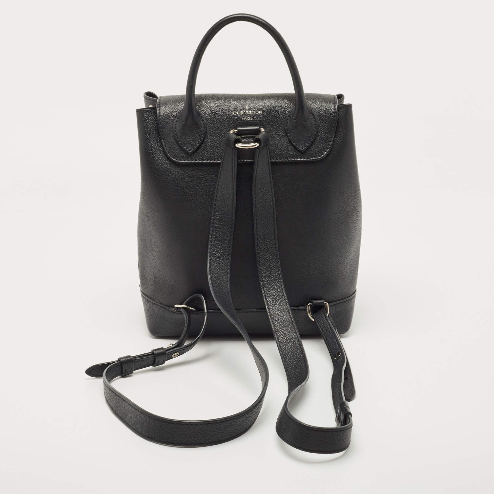 A beautiful bag for everyday use or while traveling is this backpack by Louis Vuitton. It has been sewn using supple leather and detailed with the signature LV twist lock on the flap. The bag has a top handle and shoulder straps.

