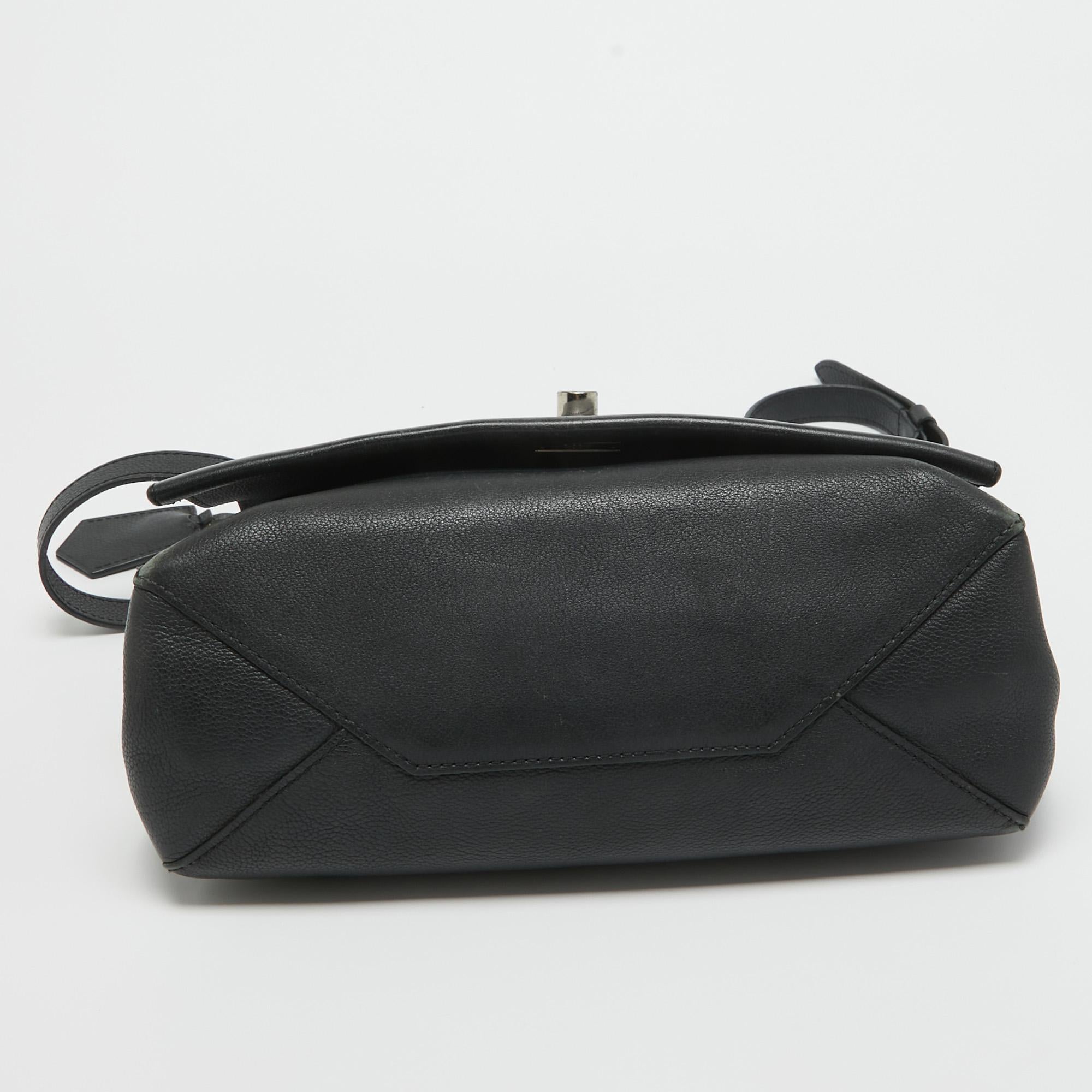 Louis Vuitton Lockme II Tasche aus schwarzem Leder im Angebot 9