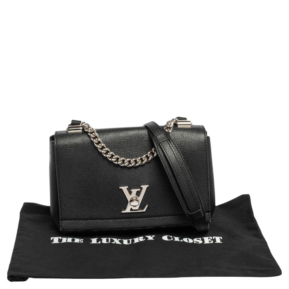 LV's Lockme II BB bag delivers minimal aesthetics and a classy appeal. This here in black leather has the LV twist-lock at the front in silver-tone metal. It comes with a chain top handle, a shoulder strap, and a fabric-lined interior for your