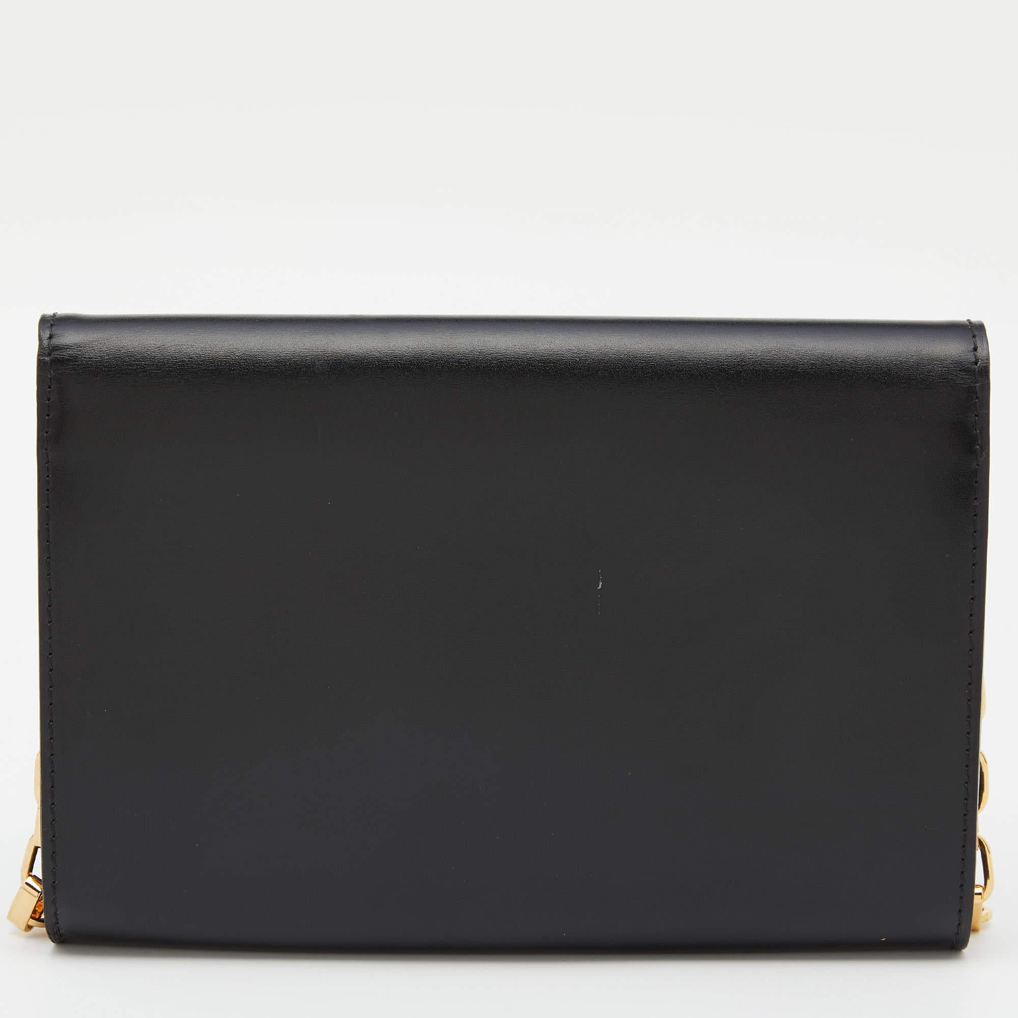 This designer clutch for women has the kind of design that ensures high appeal, whether held in your hand or tucked under your arm. It is a meticulously-crafted piece bound to last a long time.

Includes: Original Dustbag