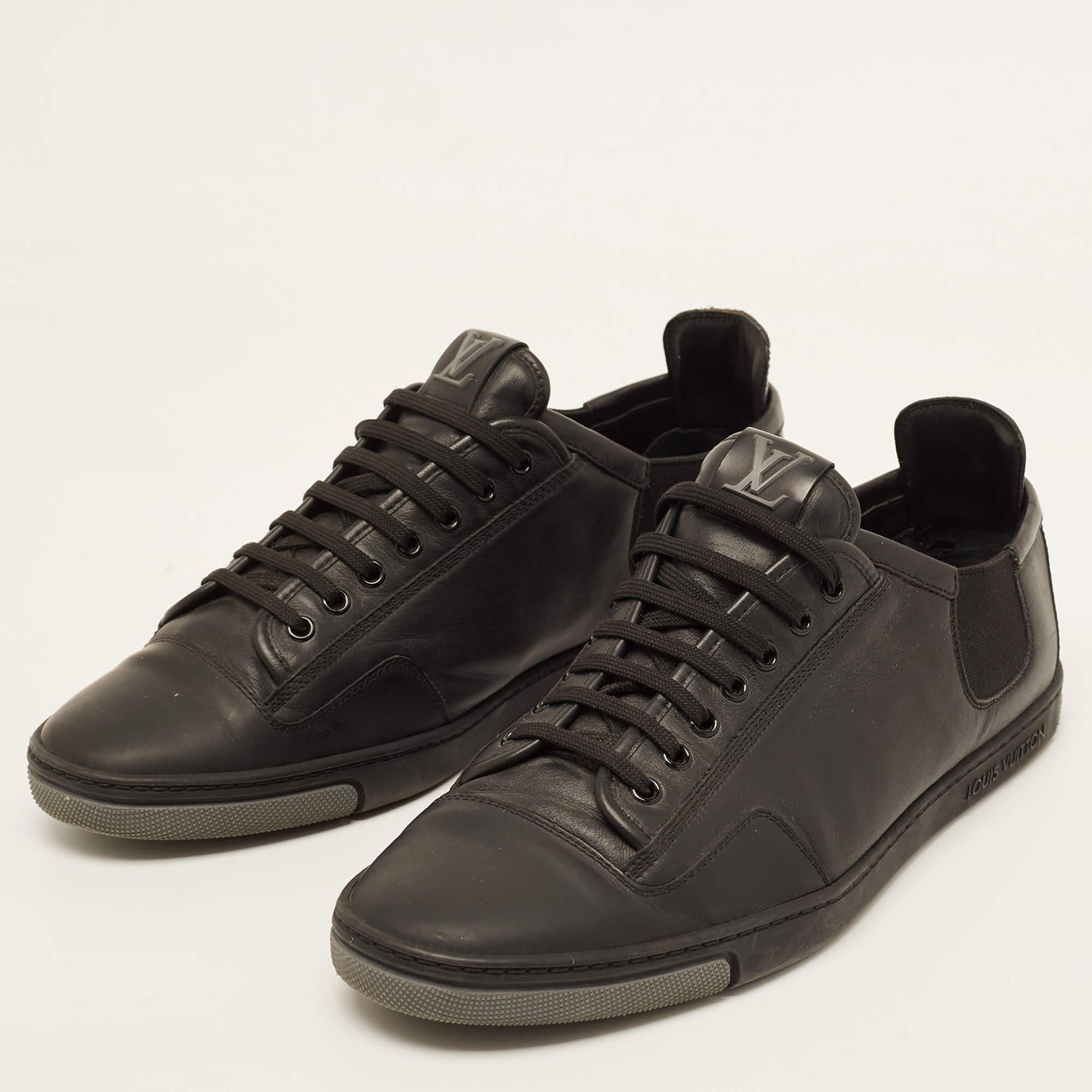 Mit diesen schwarzen LV-Sneakern sind Sie auf der Höhe der Zeit. Diese Premium-Treter bieten eine harmonische Mischung aus Stil und Komfort, perfekt für alle, die bei jedem Schritt Raffinesse verlangen.

