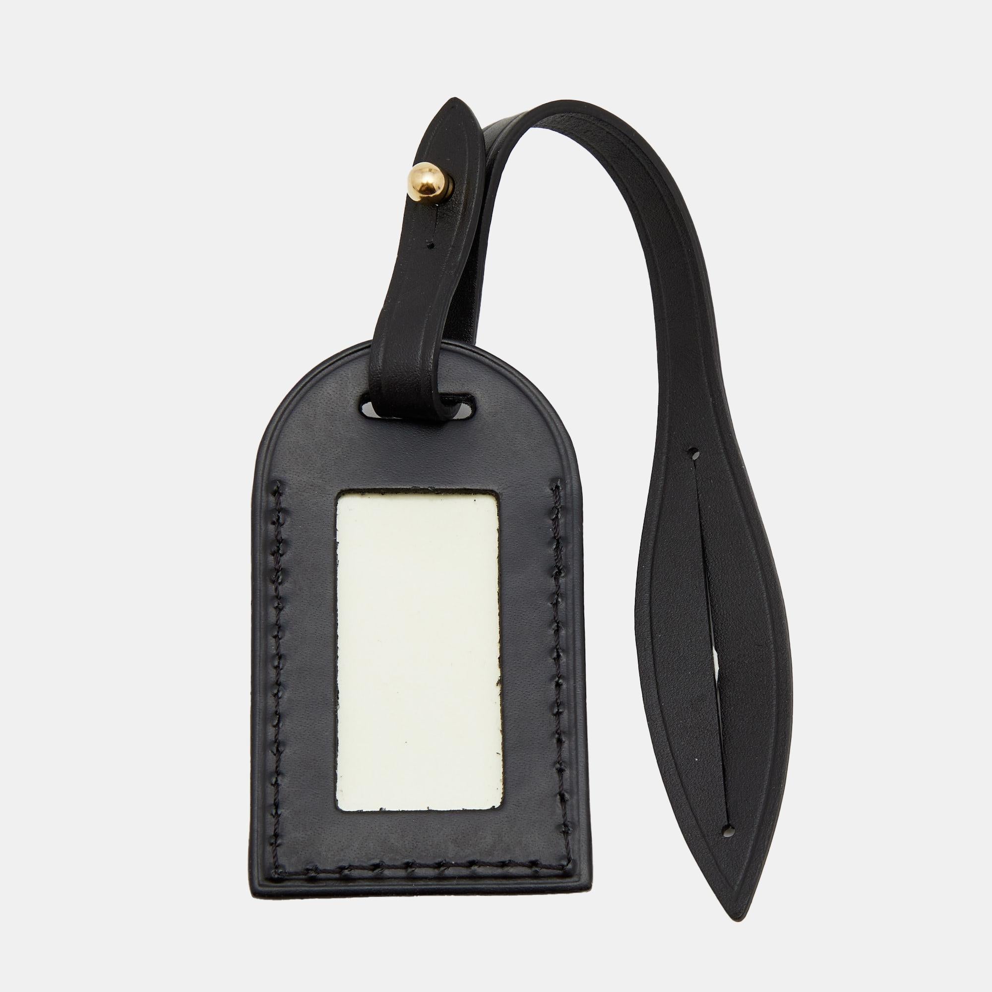 Rendered in leather, this luggage tag from Louis Vuitton will elevate the looks of your chic travel bags. It is designed in a simple shape with just the brand label on the front. It is complete with a leather strap holding a buckle. Keep your bags