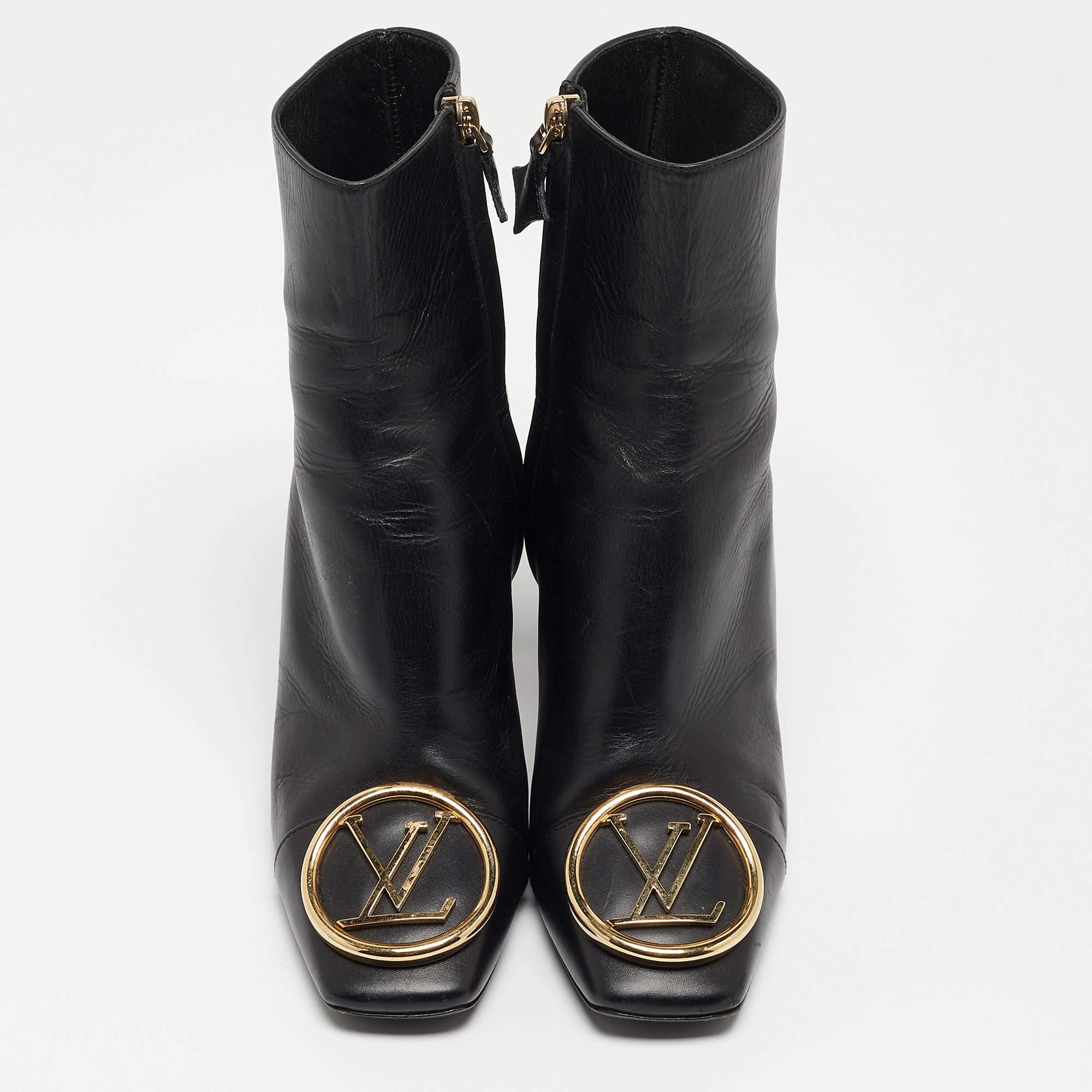 Die Stiefelette Madeleine von Louis Vuitton ist aus geschmeidigem schwarzem Leder gefertigt und verkörpert Eleganz. Mit ihrer schlanken Silhouette und dem robusten Blockabsatz strahlen sie zeitlosen Stil aus. Das kultige LV-Monogramm ziert dezent