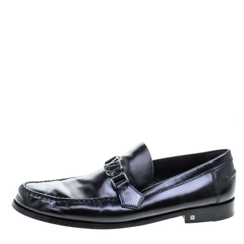 Comfortable and contemporary, these Major loafers from Louis Vuitton are rendered in black leather and are set on a leather sole. The pair carries stylish silver-tone LV motifs on the vamps. Add hints of style and elegance to your look with this