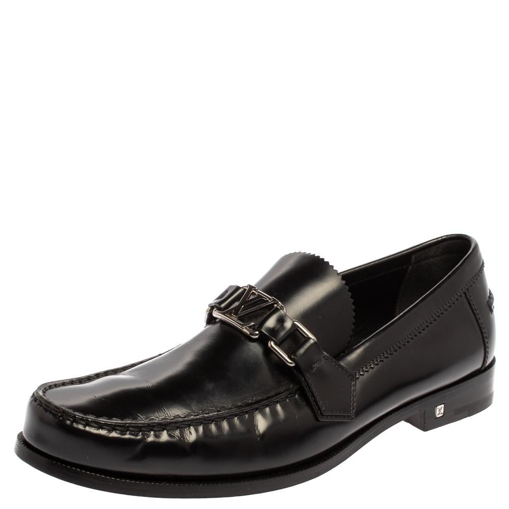 These stylish men's slip-on loafers from the house of Louis Vuitton feature a versatile black-hued leather body and are detailed with tough soles. It comes with tonal stitch detailing and silver-tone accents on the uppers. Wear with trousers for a
