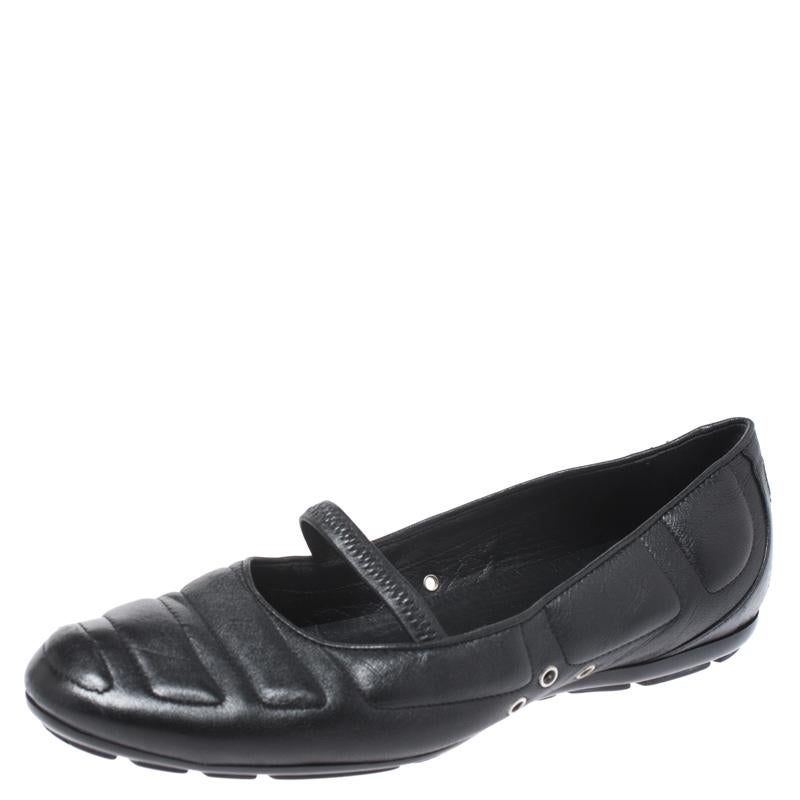 A perfect blend of comfort and style, these ballet flats are crafted from black leather with an interesting design all over the exterior. These flats have round toes and a mary-jane silhouette. These elegant and chic flats from Louis Vuitton can amp