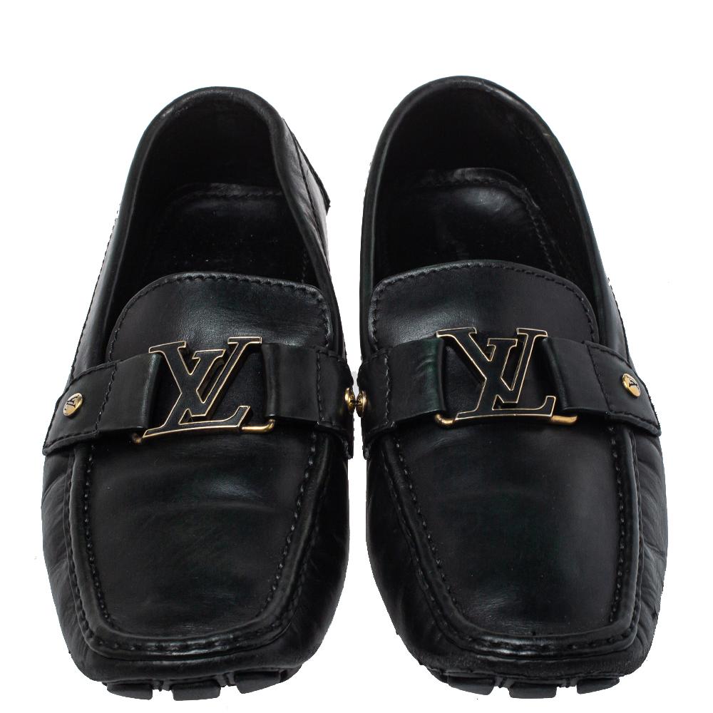 Get style and comfort with this pair of Monte Carlo loafers from Louis Vuitton. They have been crafted from black leather and designed with the art of fine stitching and the signature LV on the uppers. The pair is complete with comfortable insoles