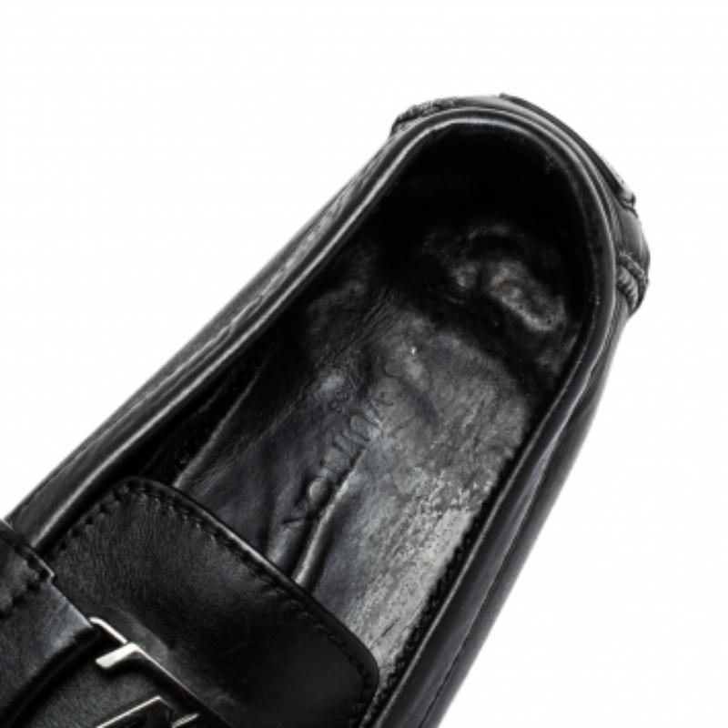 Look sharp and dapper with this pair of Monte Carlo loafers from Louis Vuitton. They have been crafted from black leather and designed with the art of fine stitching and the signature LV on the uppers. The pair is complete with comfortable insoles