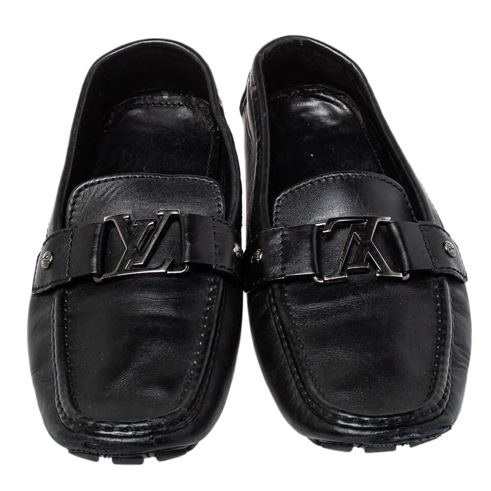 Look sharp and dapper with this pair of Monte Carlo loafers from Louis Vuitton. They have been crafted from black leather and designed with the art of fine stitching and the signature LV on the uppers. The pair is complete with comfortable insoles