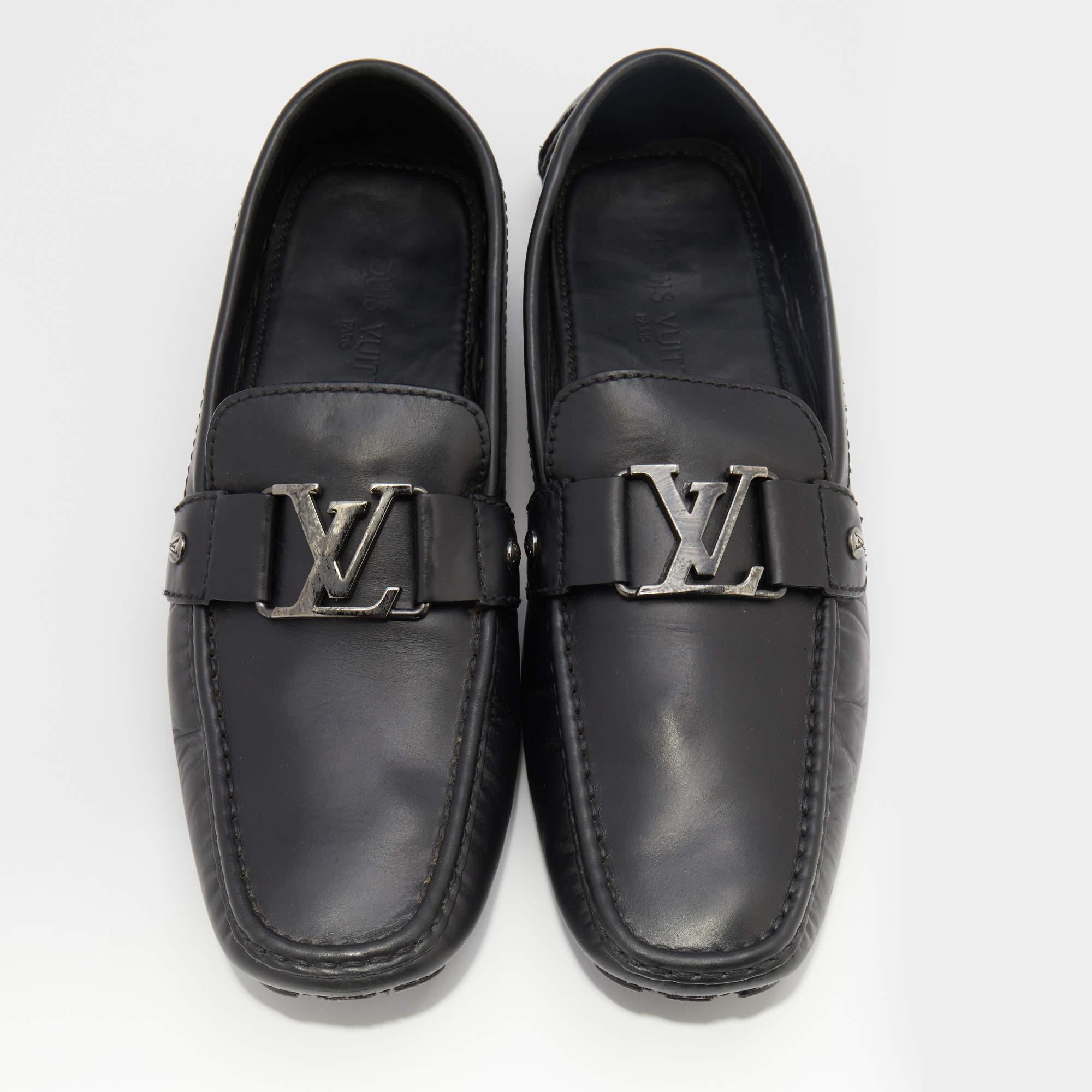 These loafers are durable and classy. Created from quality materials, it features relaxing footbeds and will lend you optimal grip while walking.

