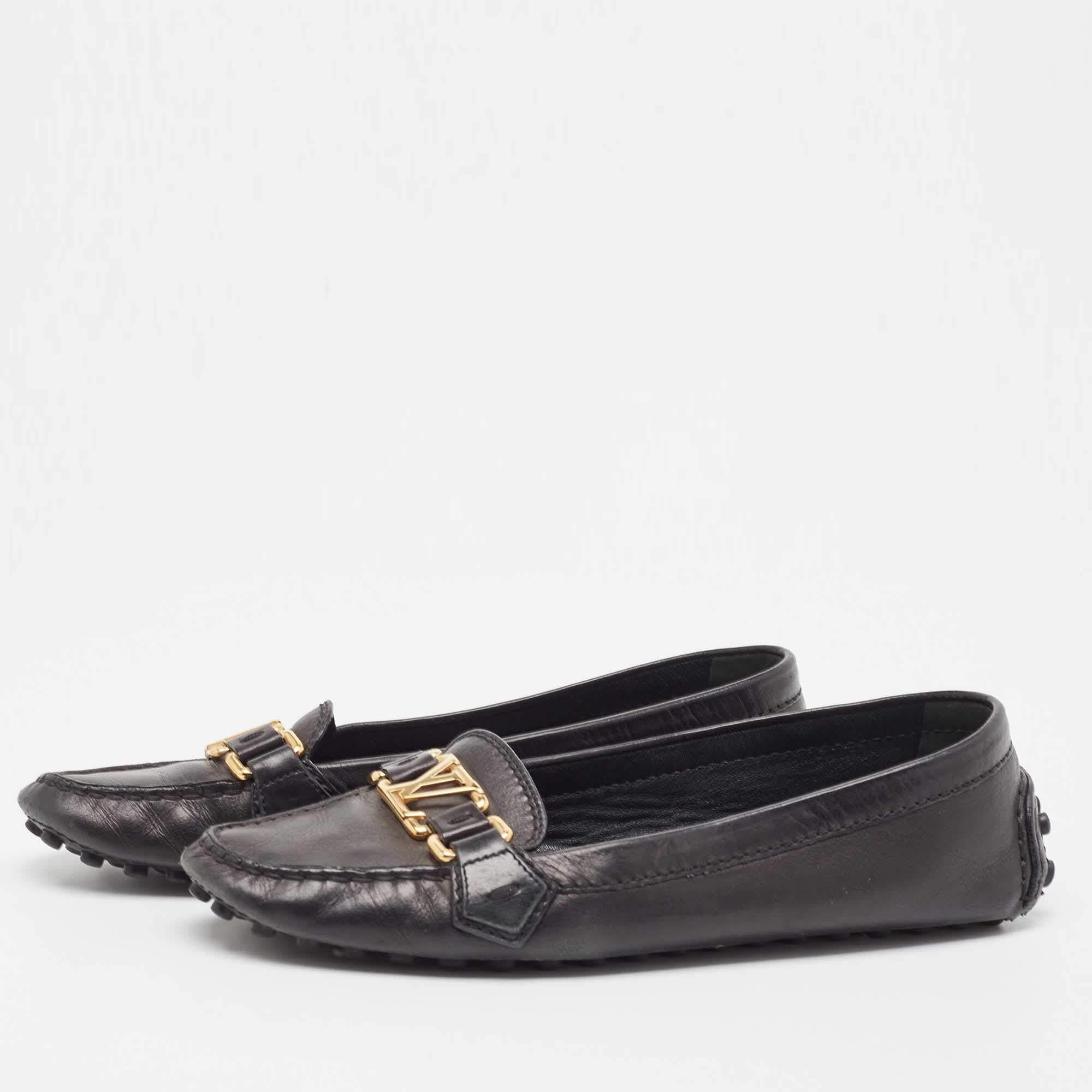 Let this comfortable pair be your first choice when you're out for a long day. These LV shoes have well-sewn uppers beautifully set on durable soles.