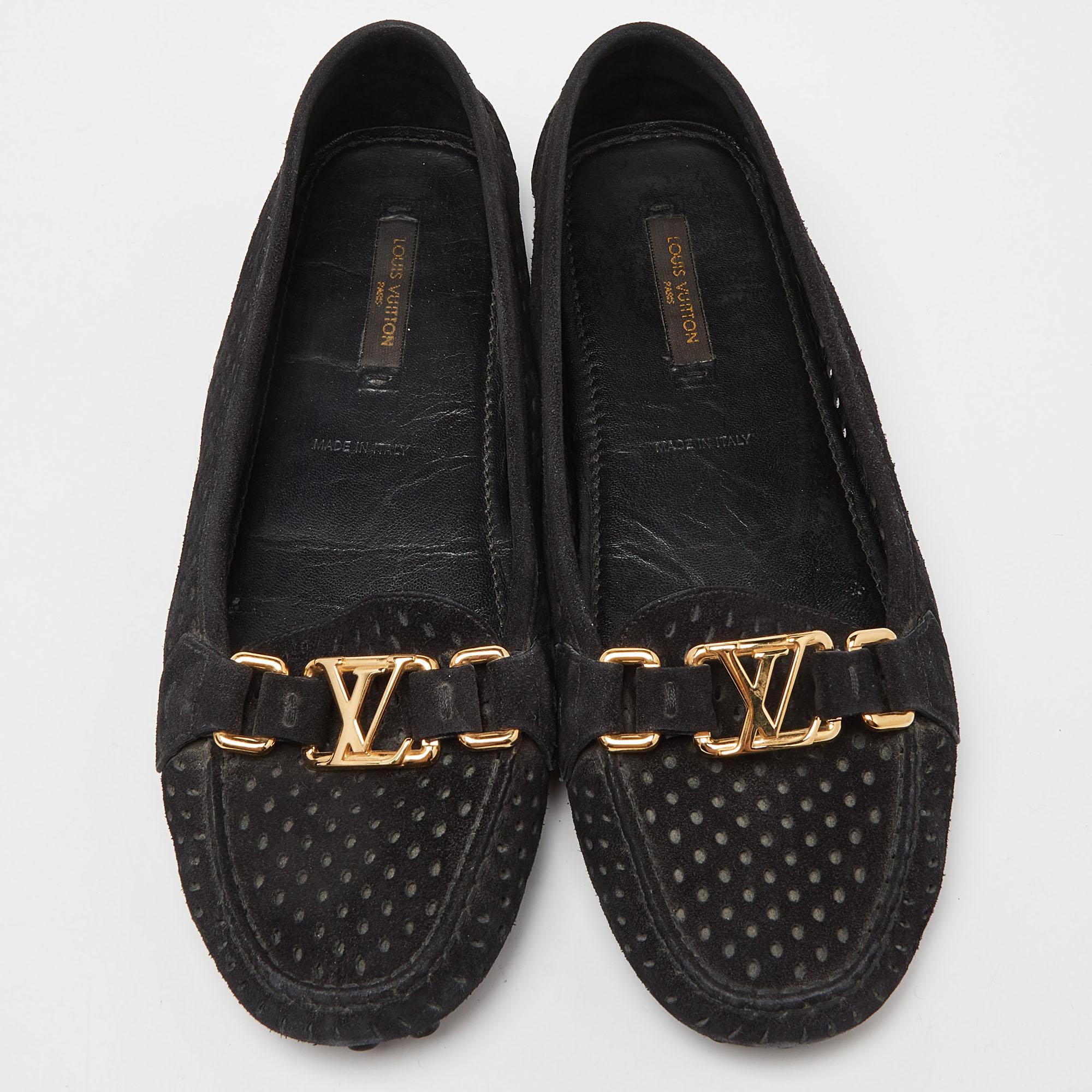 Let this comfortable pair be your first choice when you're out for a long day. These LV shoes have well-sewn uppers beautifully set on durable soles.

Includes
Original Box
