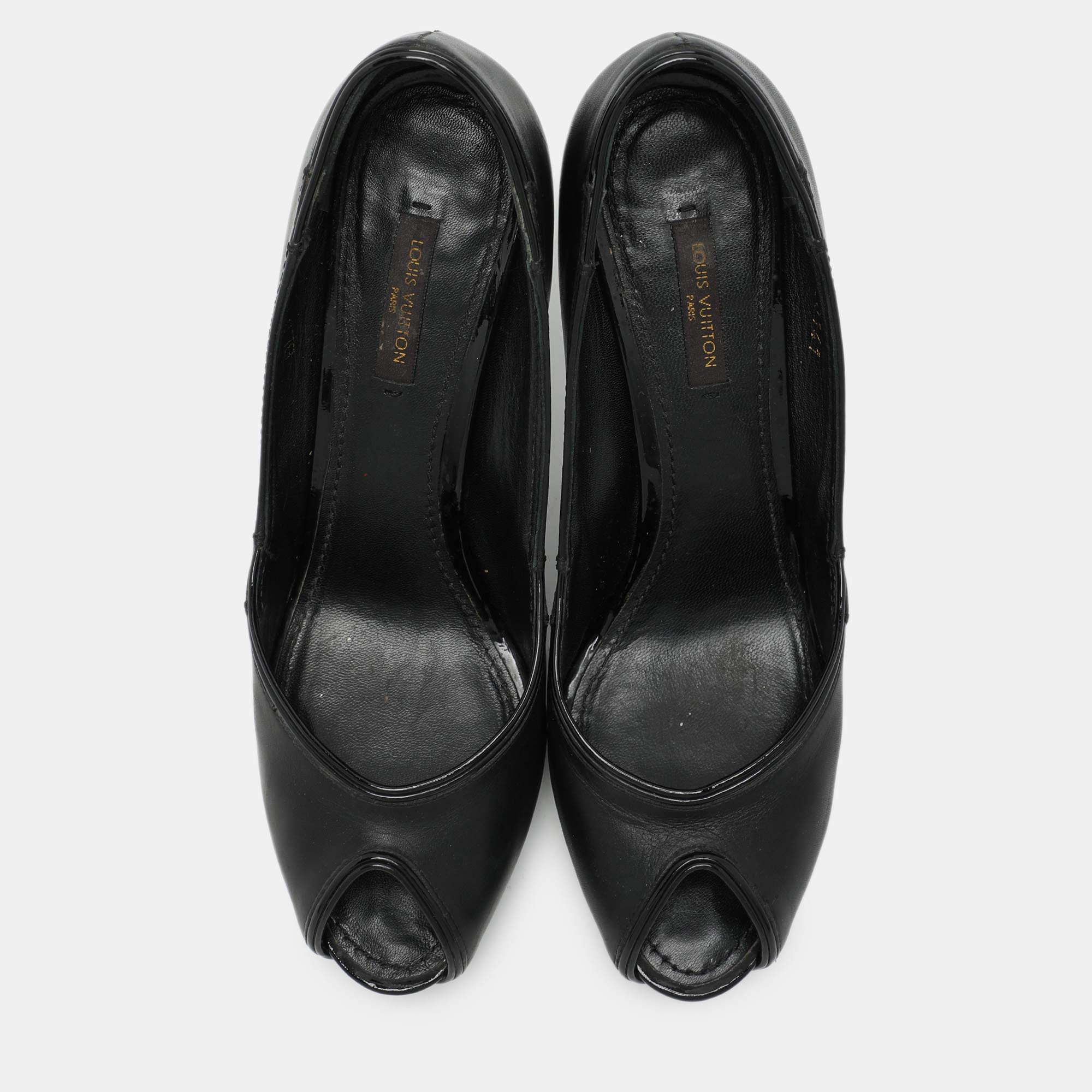 Louis Vuitton Bombas de punta de cuero negro Tamaño 38 Negro en venta