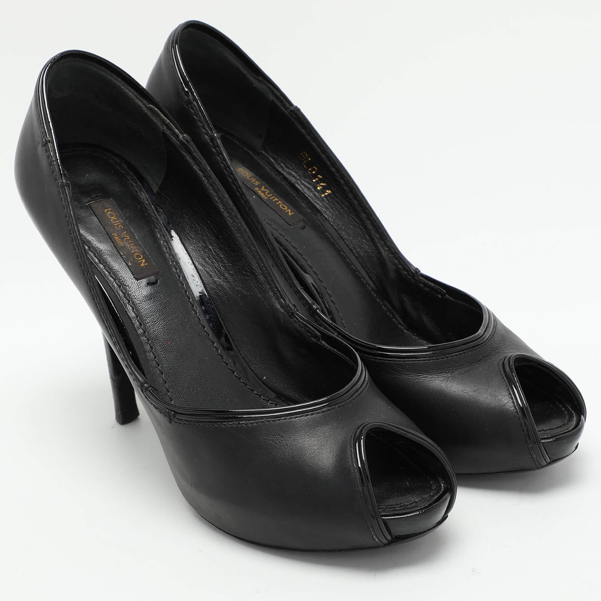 Louis Vuitton Bombas de punta de cuero negro Tamaño 38 en Bastante bueno estado para la venta en Dubai, Al Qouz 2