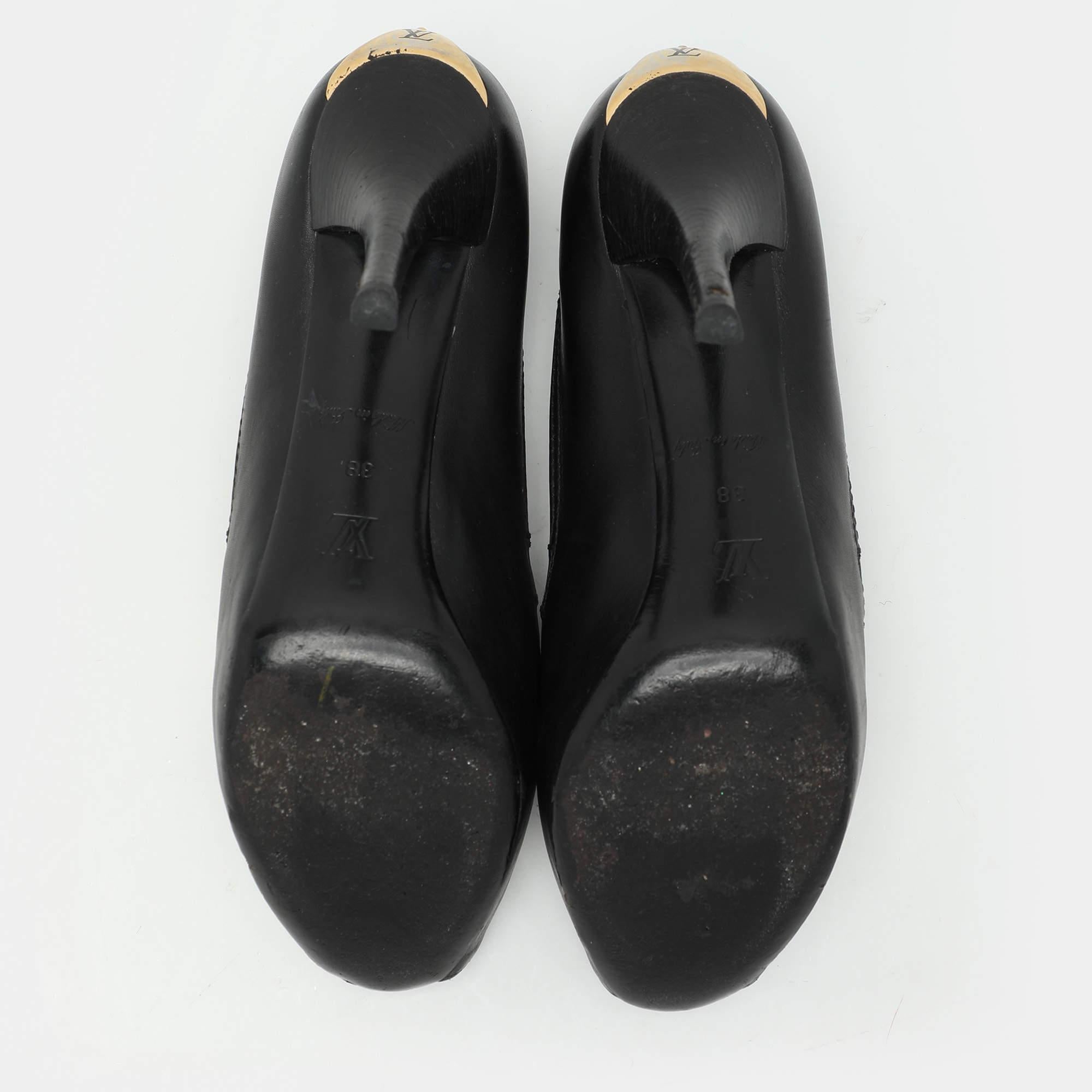 Louis Vuitton Bombas de punta de cuero negro Tamaño 38 en venta 1