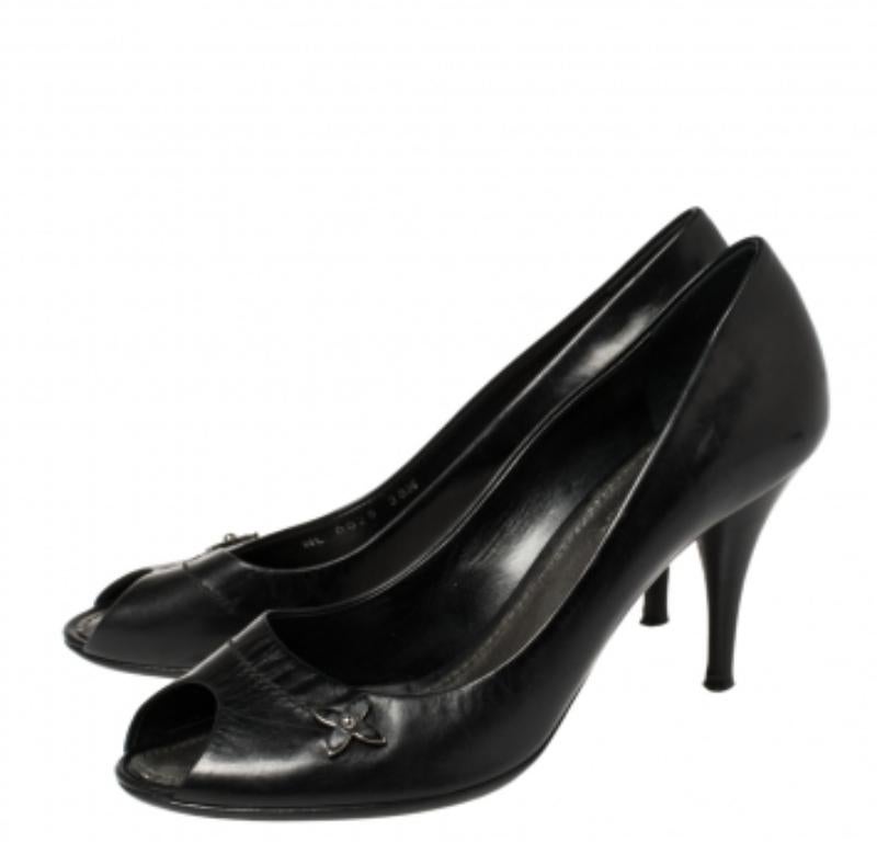 Zaubern Sie mit diesem Paar Pumps aus Leder. Dieses Paar Louis Vuitton-Pumps ist perfekt für jede Jahreszeit und passt zu jeder Art von Outfit. Dieses Paar schwarzer Passy-Schuhe mit Monogrammblumen auf der Spitze und Stiletto-Absatz ist ein echter