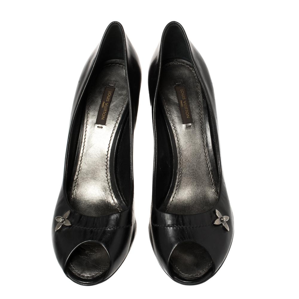 Work your magic while donning this pair of pumps crafted from leather. Perfect for all seasons, this pair of Louis Vuitton pumps matches well with all types of outfits. Look sophisticated in this stunning pair of black Passy shoes, complete with