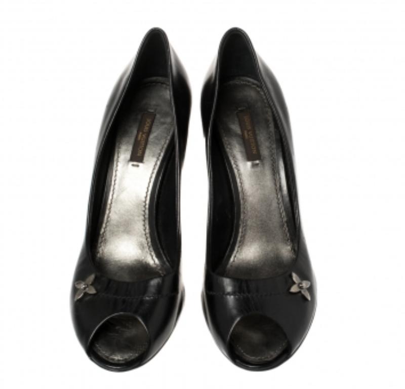 Schwarze Louis Vuitton Peep Toe Pumps aus Leder Größe 38.5 im Zustand „Relativ gut“ im Angebot in Dubai, Al Qouz 2