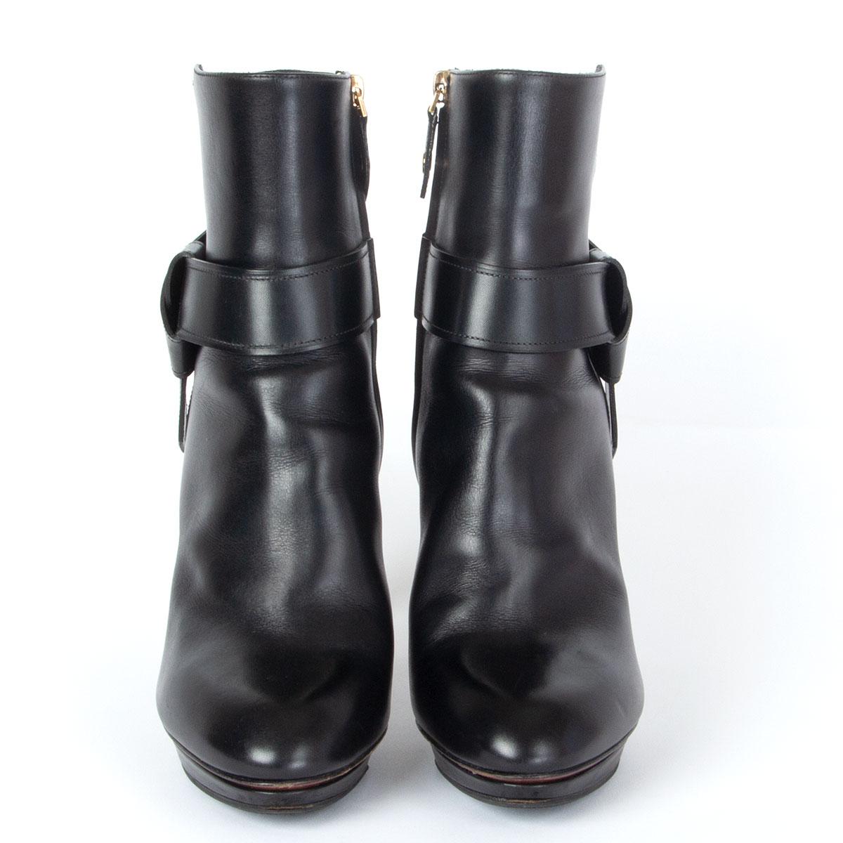 authentic Louis Vuitton platform ankle-booties in black calfskin with bow detail. Opens with a zipper on the inside. Have been worn and are in excellent condition. 

Imprinted Size 38.5
Shoe Size 38.5
Inside Sole 25.5cm (9.9in)
Width 7.5cm