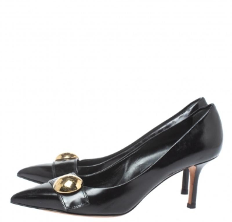 Louis Vuitton präsentiert Ihnen diese schönen Pumps, die Ihre modischen Ensembles ergänzen. Diese schwarzen Pumps sind aus Leder gefertigt und zeichnen sich durch eine elegante Silhouette aus. Sie haben spitze Zehen, goldfarbene Nietenriemen auf dem