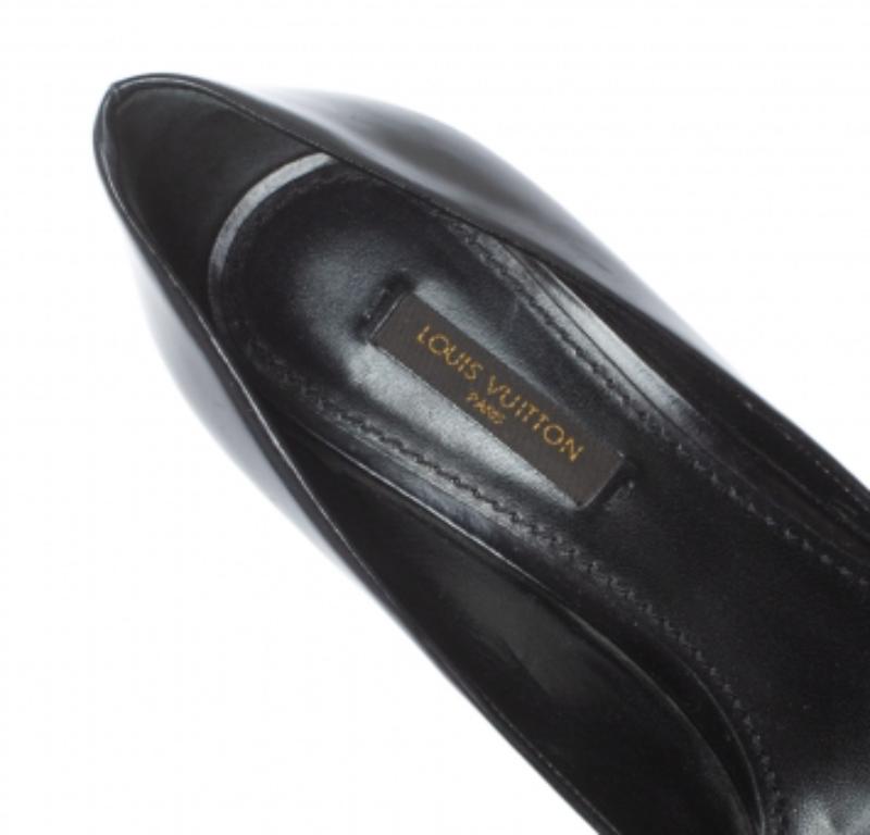 Schwarze Louis Vuitton-Pumps aus Leder mit spitzer Zehe Größe 36.5 im Angebot 2