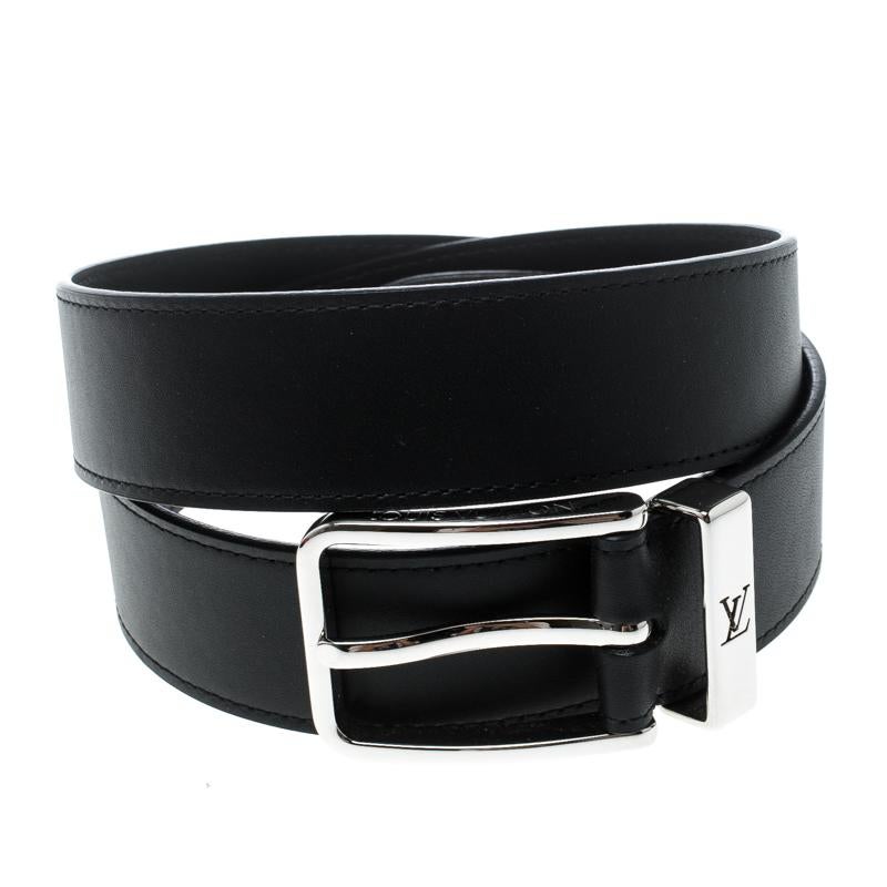 A classic add-on to your collection of belts, this Louis Vuitton Pont Neuf belt is crafted from leather. This sleek piece carries a sophisticated plain style adorned in a black hue. It is completed with a silver-tone buckle and a loop with LV logo