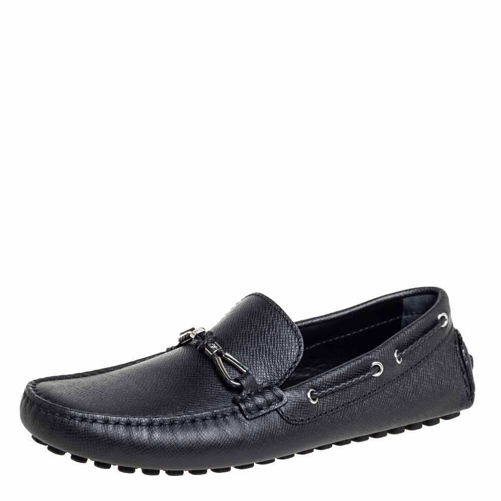 Perfect for outlining suave and debonair looks, these slip-on moccasins from Louis Vuitton are definitely worth buying. They come crafted from leather in a classy black shade and styled with silver-tone loop accents on the vamps. They are equipped