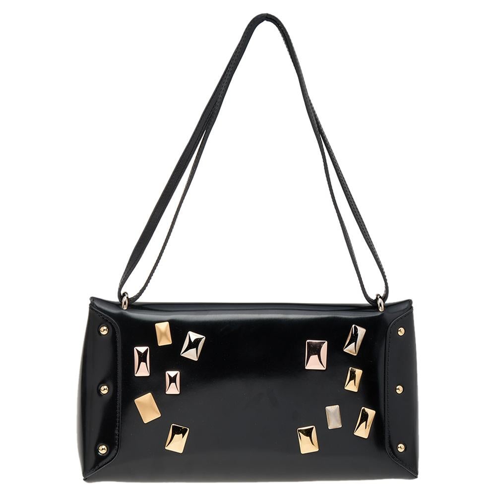 Louis Vuitton est connu pour sa collection de sacs épiques et celui-ci est aussi emblématique que possible. Le sac Sac Triangle est conçu pour offrir style et fonctionnalité. Il présente une forme géométrique, est confectionné en cuir noir, possède