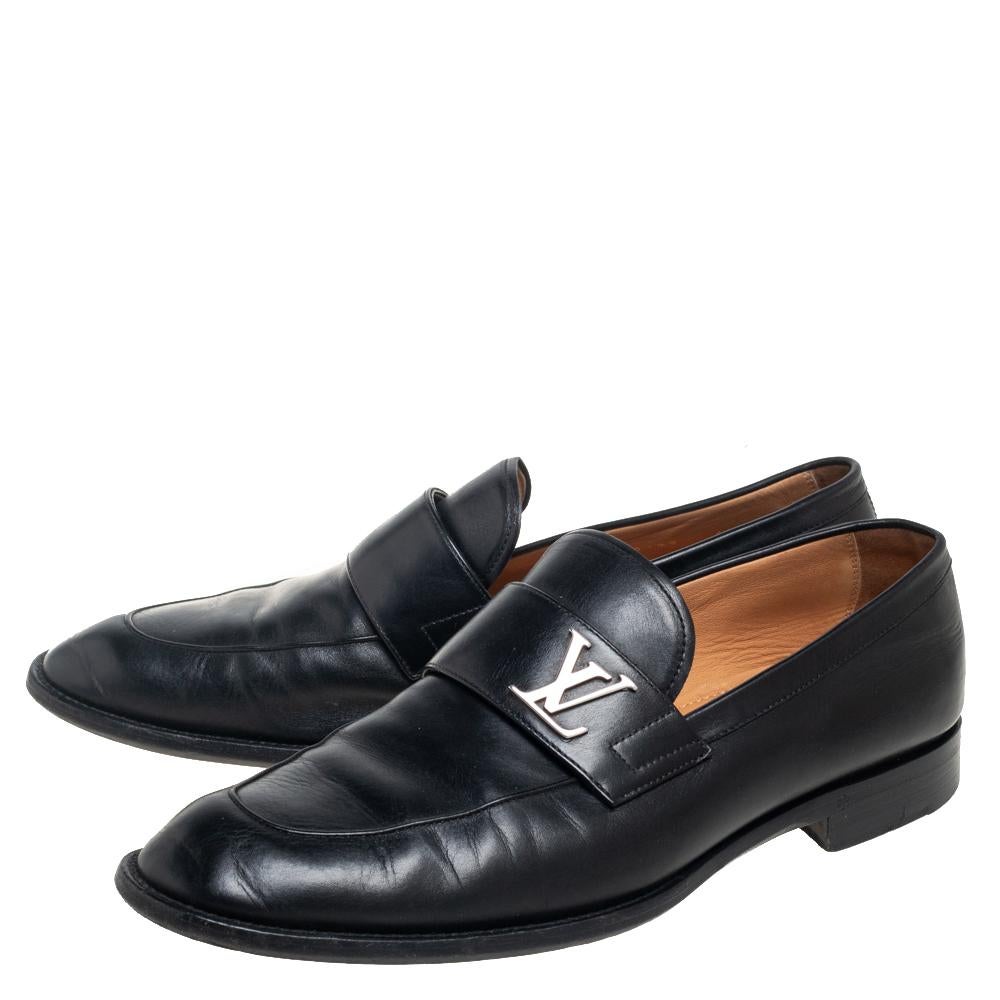 To perfectly complement your attires, Louis Vuitton brings you this pair of Saint Germain loafers that speak nothing but style. They have been crafted from black leather and designed with the signature LV detailed straps on the vamps. The