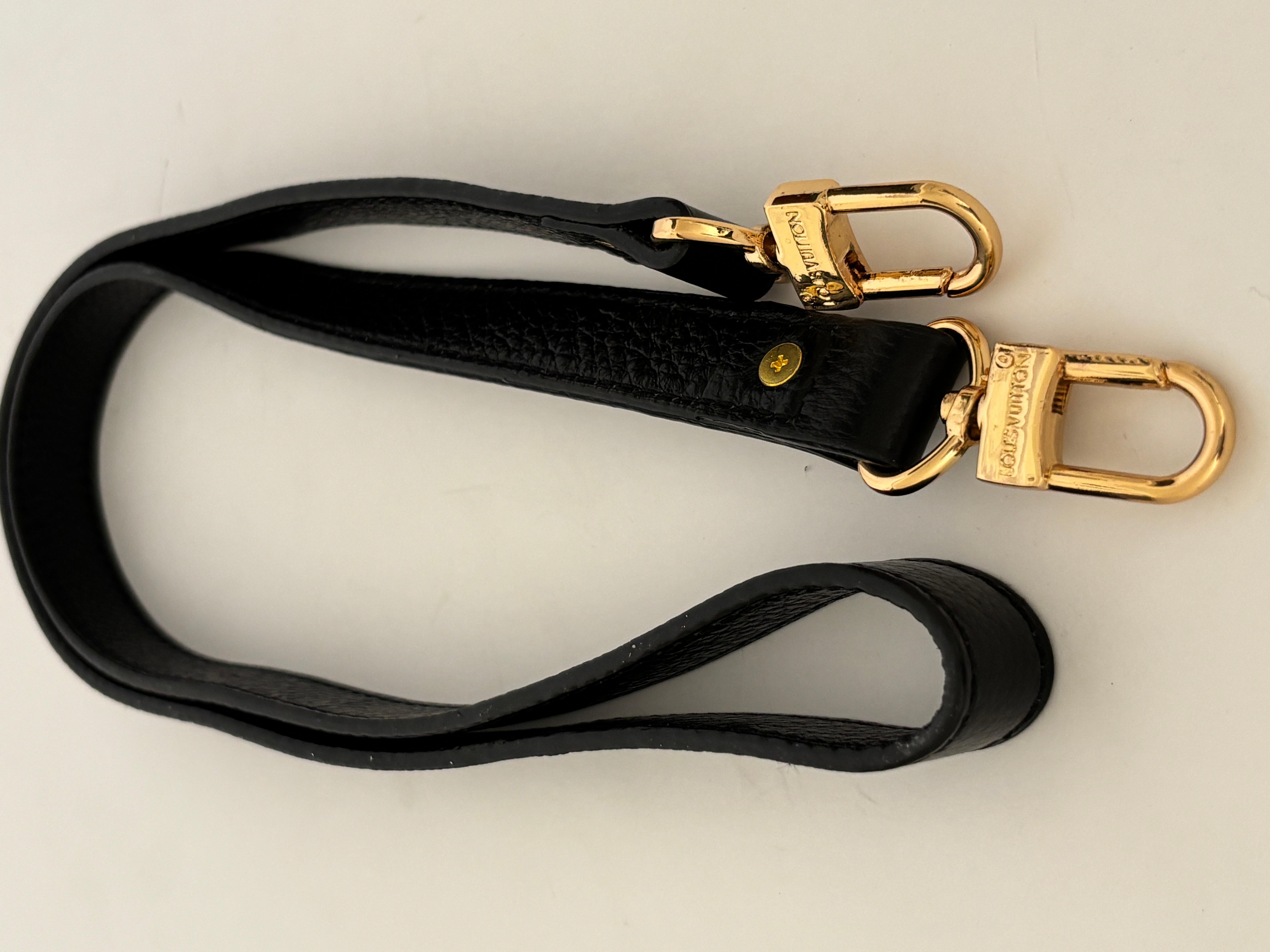Louis Vuitton Black Leather Shoulder Strap with Gold-Tone Hardware For Sale 6