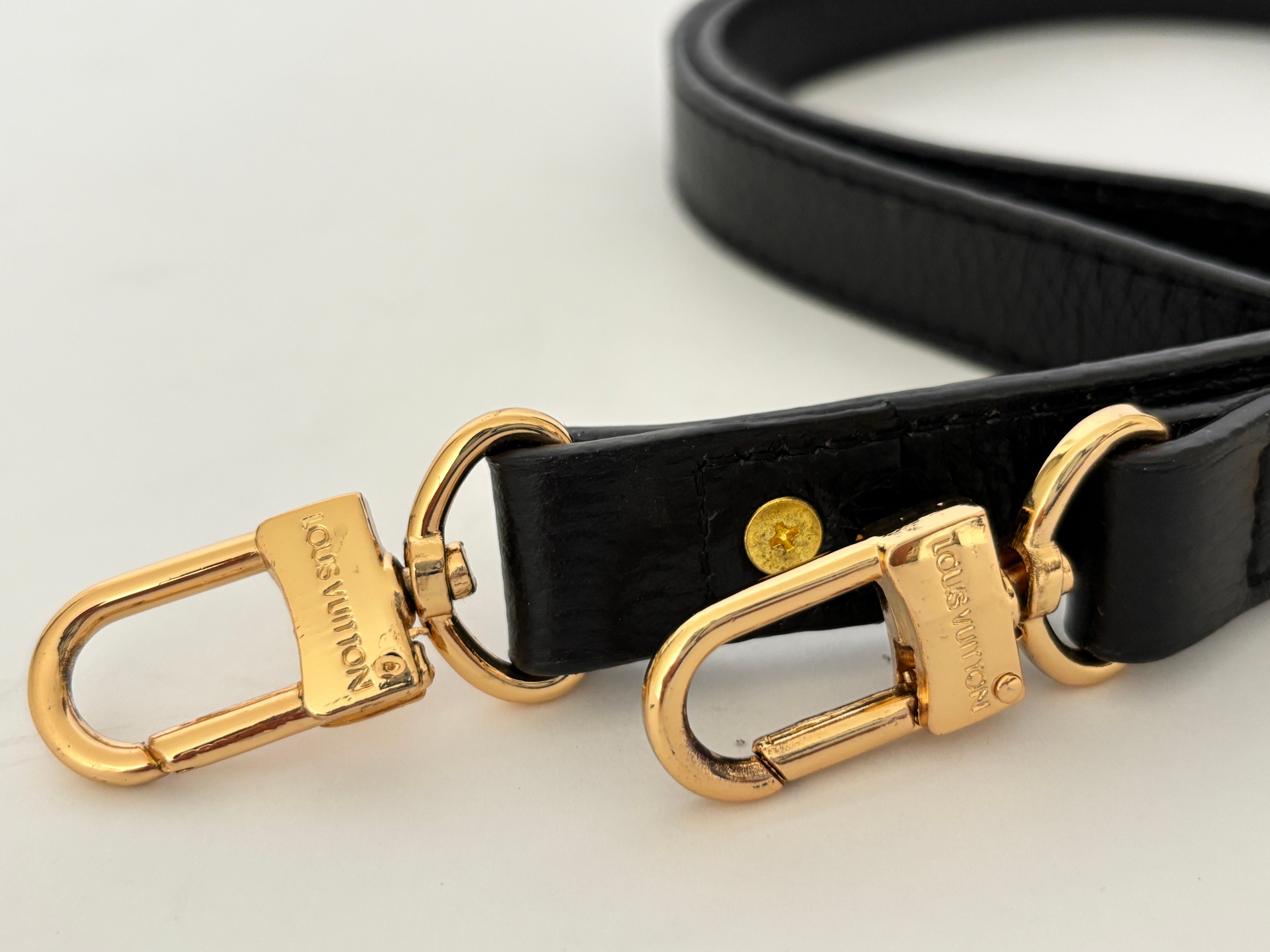 Louis Vuitton Black Leather Shoulder Strap with Gold-Tone Hardware Luxury Bag Accessory.
This authentic Louis Vuitton Monogram black leather shoulder strap is a versatile accessory designed to complement a variety of LV handbags. Crafted in supple