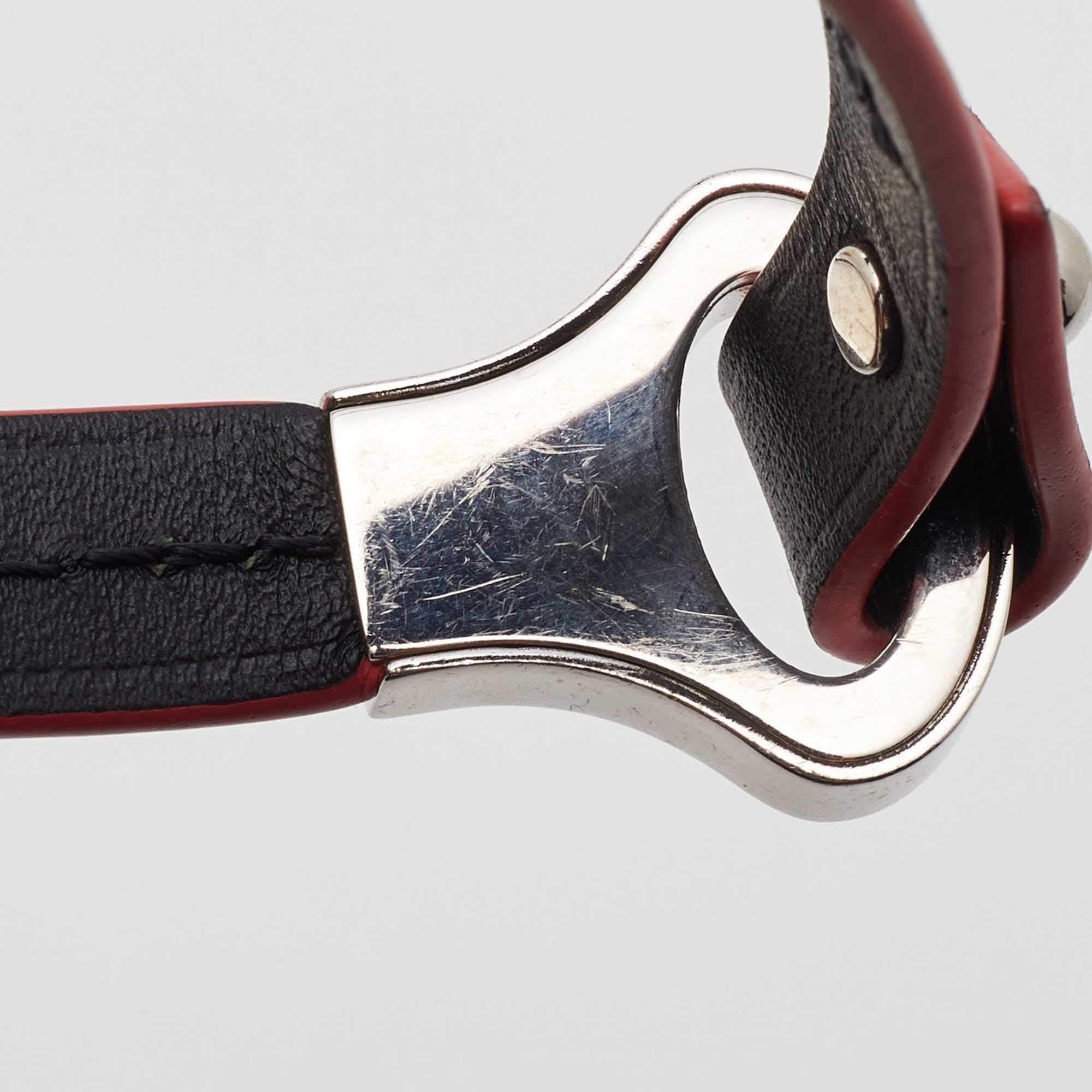 Ce bracelet Archive de la maison Louis Vuitton vous permettra de redéfinir votre répertoire d'accessoires. Il est soigneusement conçu en cuir noir et présente des détails en métal argenté. Ce bracelet peut être associé à votre montre-bracelet.

