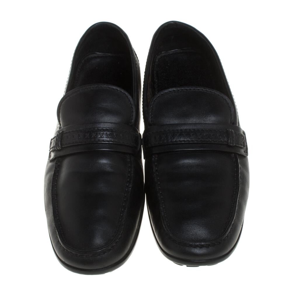 This pair of men's loafers from Louis Vuitton combines comfort with style. Crafted with skill in Itay using black leather, they feature comfortable insoles and sturdy rubber soles. This pair can be teamed up with your smart attires and worn all day