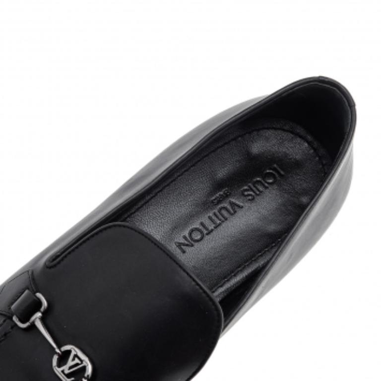 Eleganti e comodissimi, questi mocassini di Louis Vuitton saranno un'ottima aggiunta alla tua collezione di scarpe. Sono state realizzate in pelle e sono caratterizzate da accenti di logo. Le solette in pelle e le robuste suole completano