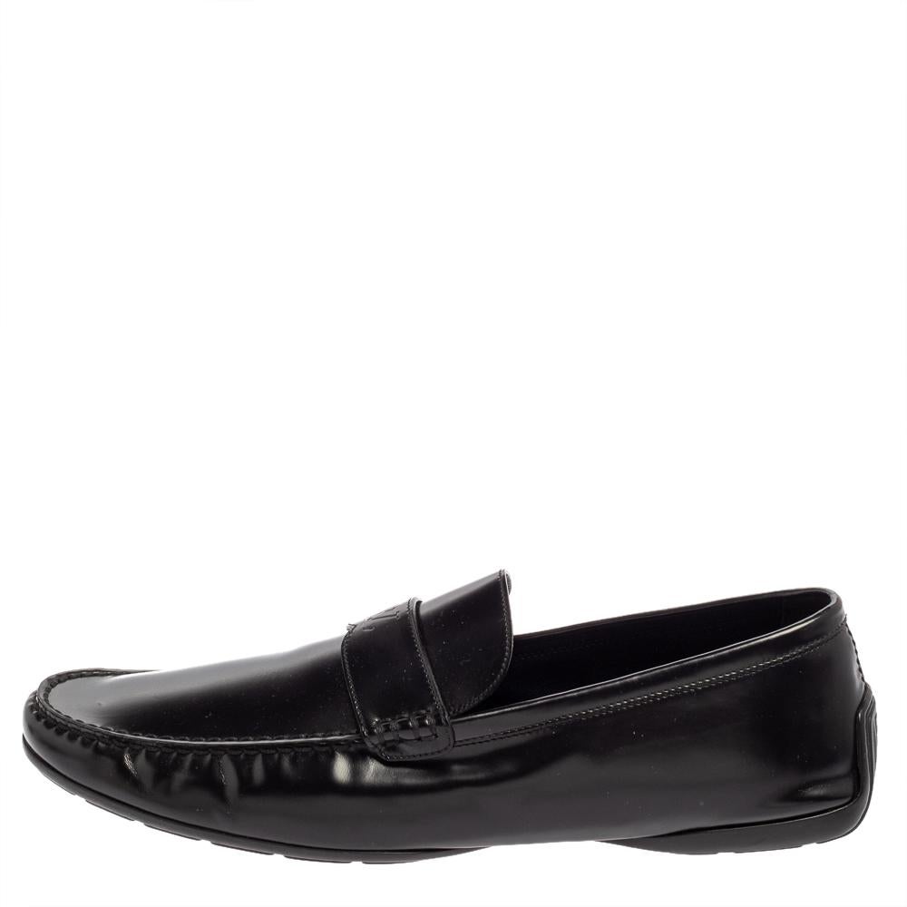 Stylish and super comfortable, this pair of loafers by Louis Vuitton will make a great addition to your shoe collection. They've been crafted from leather and styled with logo detailed straps on the vamps. Leather insoles and rubber outsoles