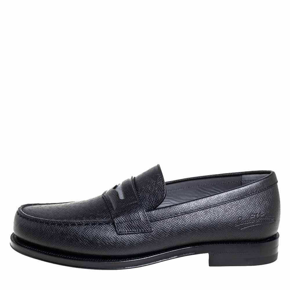 These timeless Sorbonne loafers will leave you looking smart and polished. Crafted from smooth black leather, they are adorned with penny keeper straps and neat stitches. The insoles are lined with leather and feature Louis Vuitton labels.

