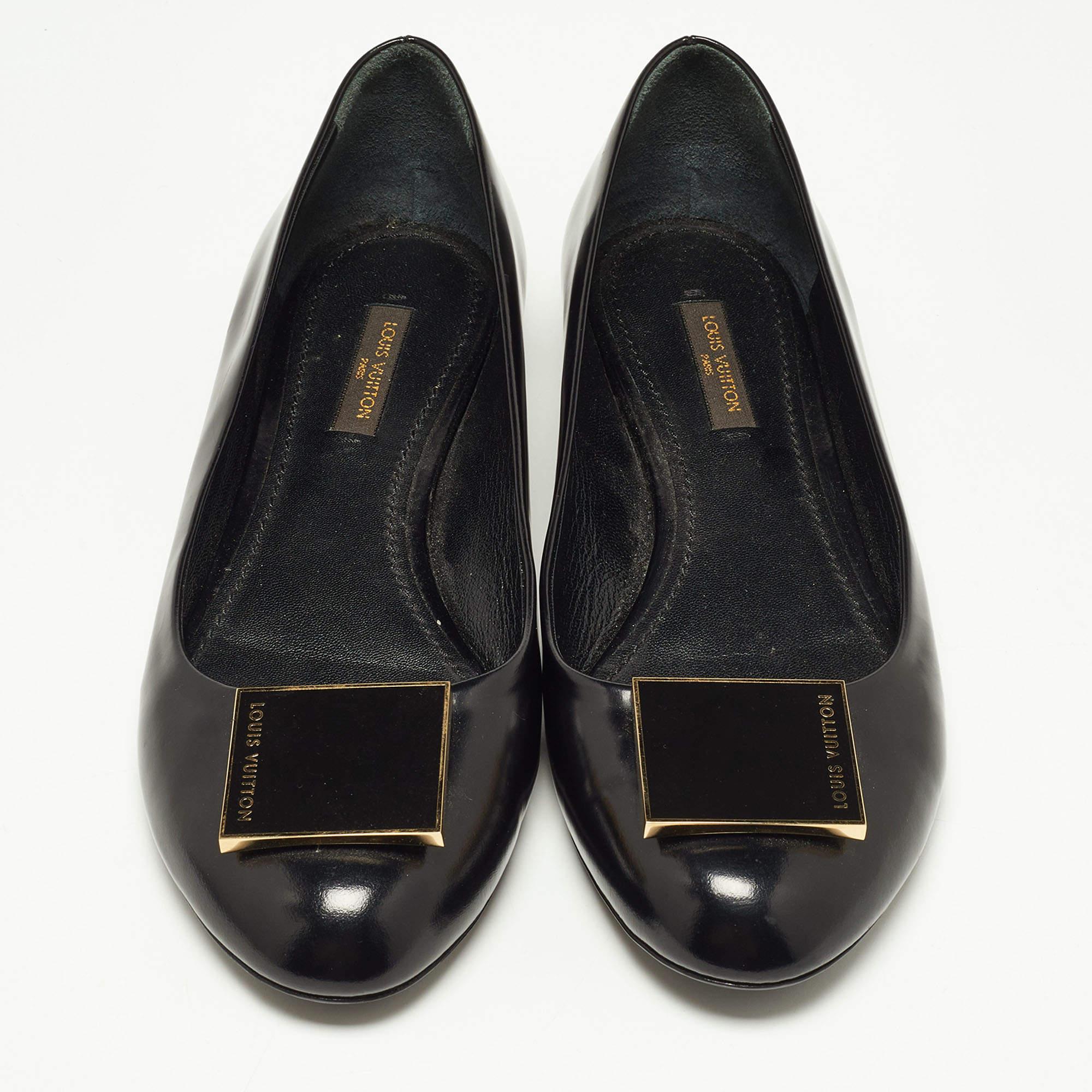 Stay comfortable throughout your day or at work in these beautiful black ballet flats from Louis Vuitton. These flats are made of quality leather and come with round toes, square accents on the uppers with logo detailing and leather insoles.

